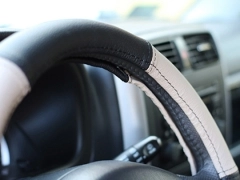 Pokrowce samochodowe, Pokrowce na kierownice skórzane w kolorze czarno - beżowy,.