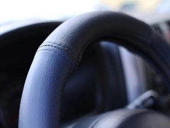 Pokrowce samochodowe, Pokrowce na kierownice skórzane w kolorze czarno - granatowy,.